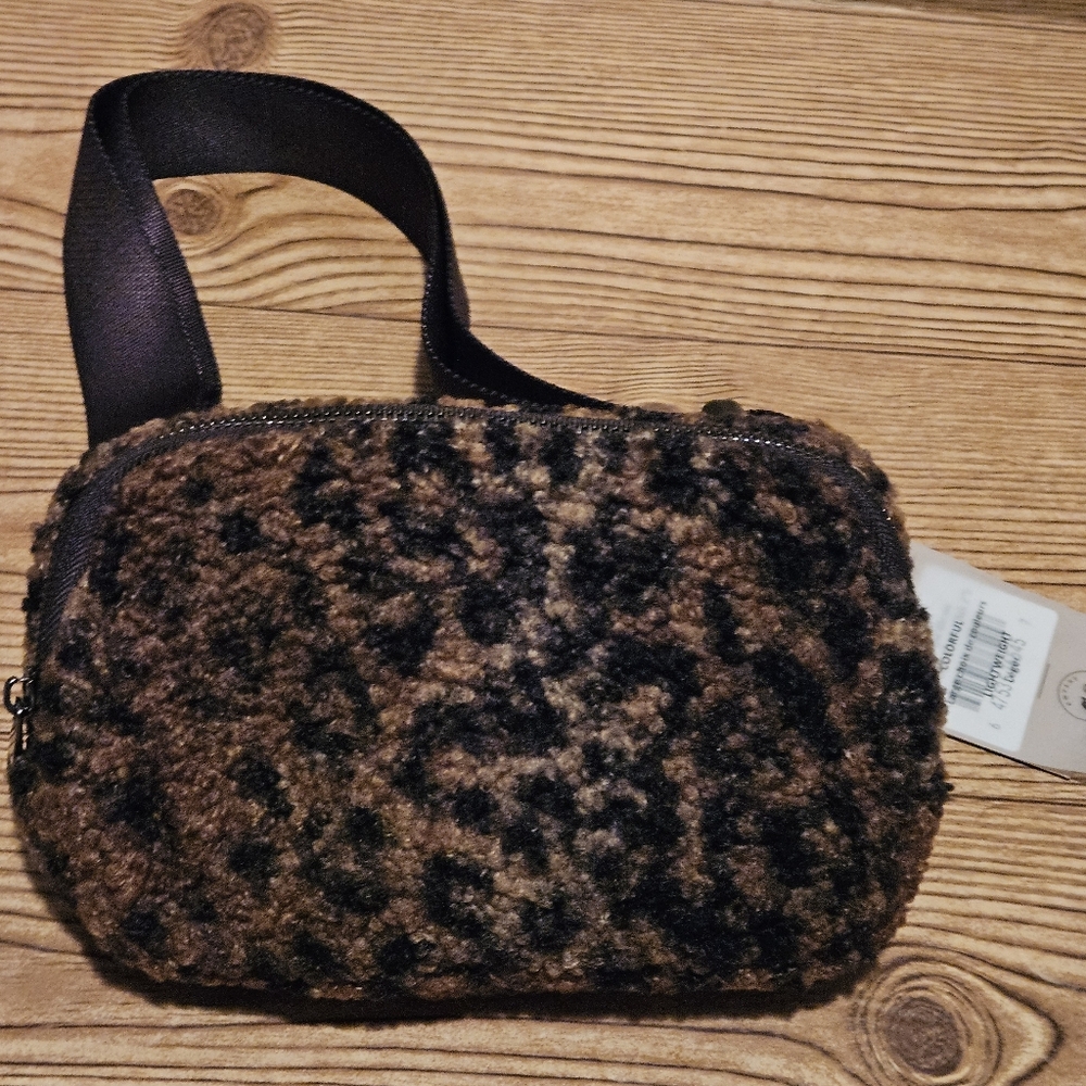 Fuzzy Faux Fur Nylon Bum Fanny Belt Bag Leopard NWT - Picture 2 of 5